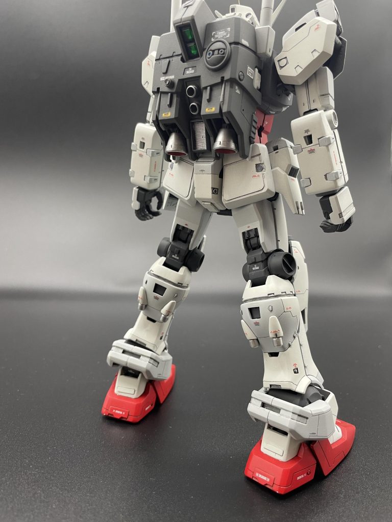 制作に関しては合わせ目消し、スジボリ、デカールを基本に各所のディテールアップや形状変更していますRGのGP01を参考に改修を行いました足部分のガードはどう加工するか悩みましたが、接着せずに開口して、スリット状のプラ材でそれらしく改修自分では気にいっています