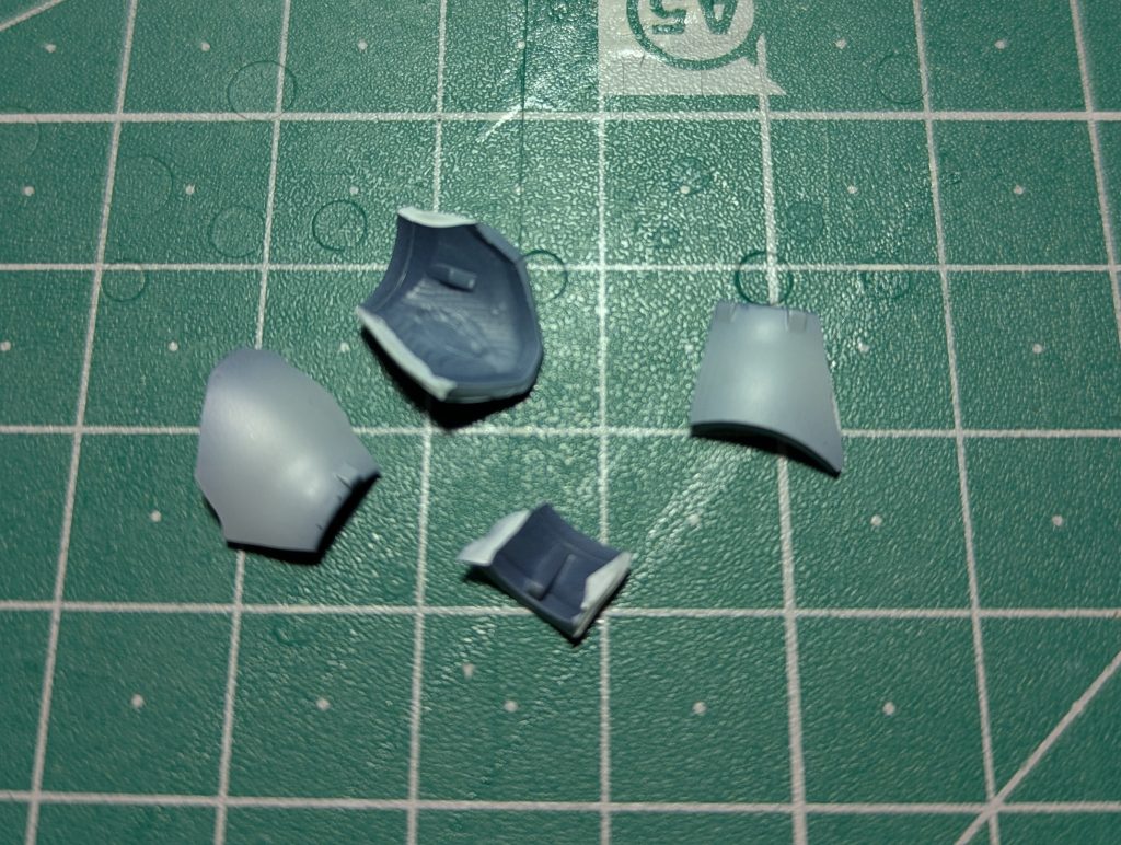 撮影中、左腕の蛇腹パーツがスッ飛んでいったのを思い切り踏んづけてしまい・・・幸い接着がしやすい形で割れてくれたので一応リカバリーできました 以下に備忘として使用した塗料を記載致します▼本体色グレー下地にウイノーブラック+クールホワイト+色ノ源シアン→下地色にクールホワイトを加えたものでハイライト▼ホワイト下地にシアン+マゼンタ+ウイノーブラック+クールホワイト→クールホワイトにシアンとウイノーブラックを極少量混ぜたものでハイライト▼レッド(コクピットハッチ)下地にブラウン+ウイノーブラック→クールホワイトでハイライト、上からクリアルージュ▼レッド(ノズル内)下地にブラウン→ハーマンレッド▼オレンジ下地にブラウン+オレンジ→クールホワイトでハイライト、上からマゼンタ+イエロー+スーパークリアⅢ▼関節部グレーウイノーブラック+クールホワイト+シアンをベタ塗り▼モノアイ下地にクールホワイト→蛍光ピンク+クールホワイト、周りをウイノーブラック▼墨入れグレー部分:フラットブラックレッド、オレンジ部分:フラットブラウンホワイト部分:ジャーマングレイ▼クリアコートスーパークリアーⅢUVカットとスーパースムースクリアーつや消しを1:2※モノアイ周りのみスーパークリアつや消し100%