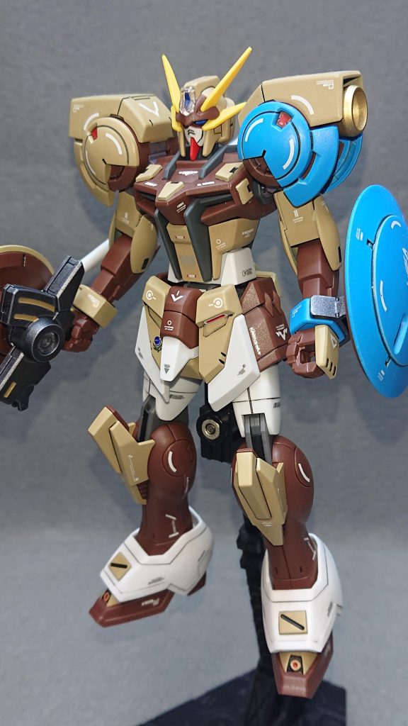 頭部    　　　：アリオス胴体    　　　：ストライク腰部    　　　：シェンロン肩    　　　　：ハインドリー腕部   　　　 ：ハインドリー脚部    　　　：サンドロックバックパック：エールストライカー武装    　　　：ラウンドシールド(ハインドリー)     　　　　　　ランタンシールド(ハインドリー)