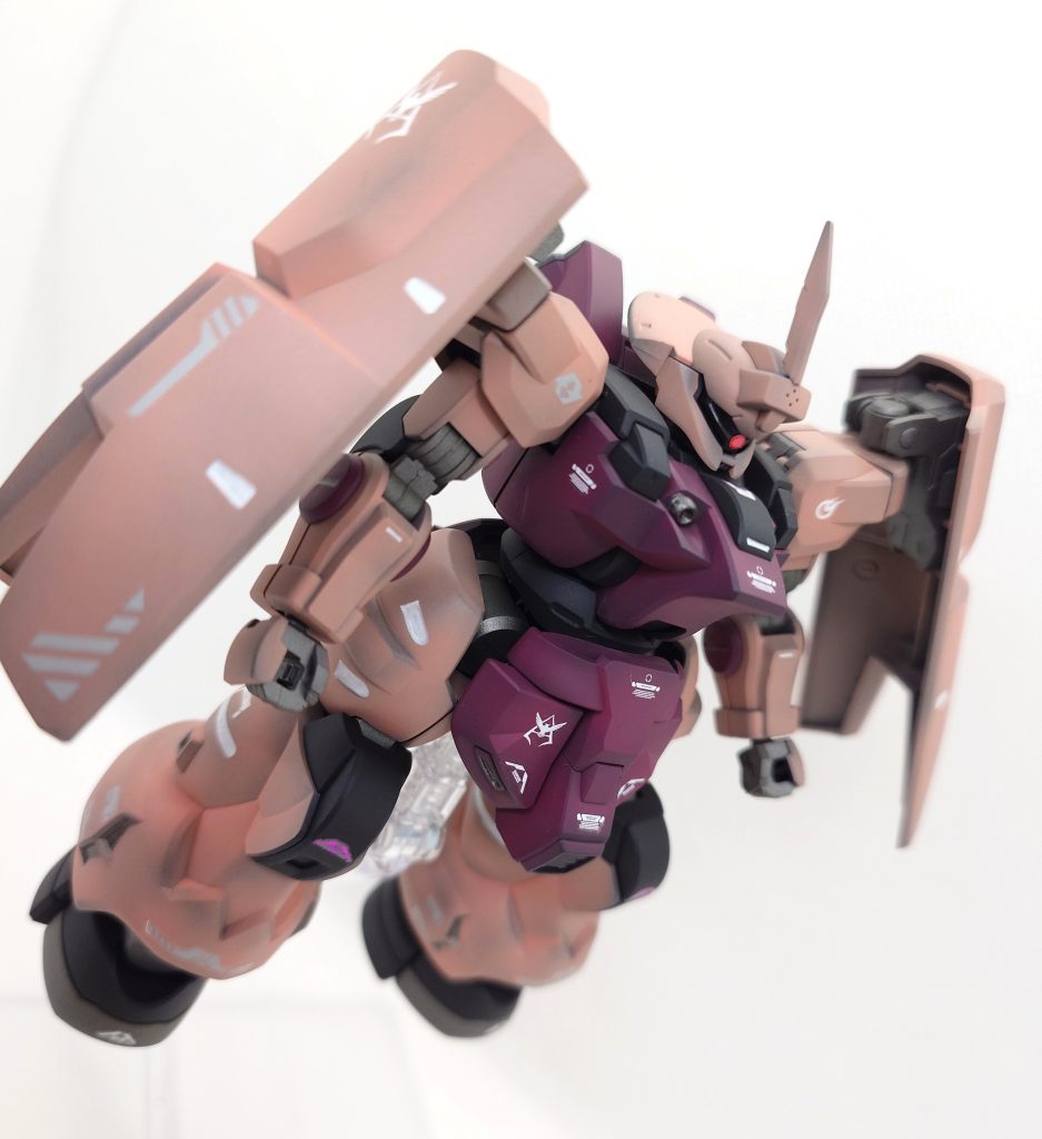 アンテナはやはり必要だろうという事でつけてみました。そしてモノアイ化もしています(zaku-kao5)