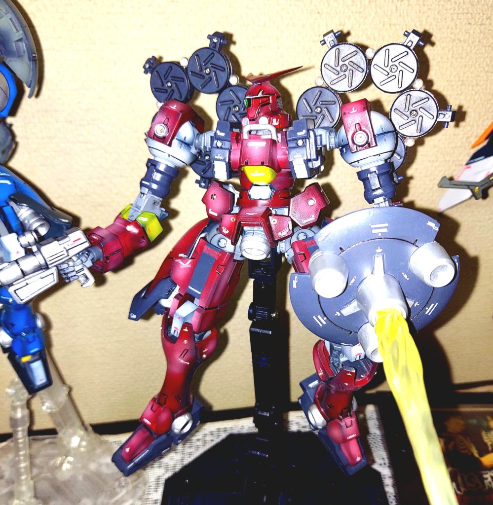 まっつんに続き、連れシリーズ。私の連れに中出…あだ名は「ナカコ」と言う男が居る。この男は数々の伝説を持っており私達の間ではレジェンドとなっている。まず、全体的にデカい、顔が非常に長い。軽四に乗って野球の練習に来たとき外から見たら軽四の天井に頭がめり込んでいるのだ。アンタッチャブルな男である。友人のじいちゃんの家でサッカーして高そうな壺を破壊したり、二段ベッドから起き上がった時に天井を頭でブチ破ったり破壊の限りを尽くす。そして良く絡まれる。ある夜、コンビニから出てきた彼を目撃したので襲撃する事にした。幸い一緒に居た友人Aがセドリックをバチバチにカスタムしてイカツイ車に乗っていたのでマスクして木刀を振りかざしながら襲撃したら、ナカコは一目散に逃げていった。しつこく追いかけてると体力の限界が来たのか、闘うしか無いと思ったのか、少しでも明るいヤクルトショップ(オバちゃんが店の前にバイク駐めてるヤツ)で、ファイティングポーズを、取った。彼は知り合いに絡まれてるとは知らずに慌てていた…Aがゆっくり木刀を持って出ていくと、彼は何か武器は無いかと探し出した。……結局何も武器になるような物はなかったのでコンビニで買ったヨモギ餅を手に取って構えた!!ようやくAだと気づいた彼に「ビビった?」と聞いたら彼は「殺るしか無いと思った」野球の試合の時、彼はコーヒーを買う為ポケットに小銭を入れている。彼はフォアボールで1塁に出た、次打者の当たりは痛烈な右中間真っ二つ、スタンディングダブル確の当たり!1塁ランナーのナカコが還ってくればタイムリーだが、かれはニ、三塁の間で小銭を落とした。3塁を回りかけた所で引き返して小銭を拾いだした!当然3塁でアウト。フツーならオモロイので怒られないのだがベンチに帰った彼は「してやったり」みたいなドヤ顔をしてたので蹴り回された。