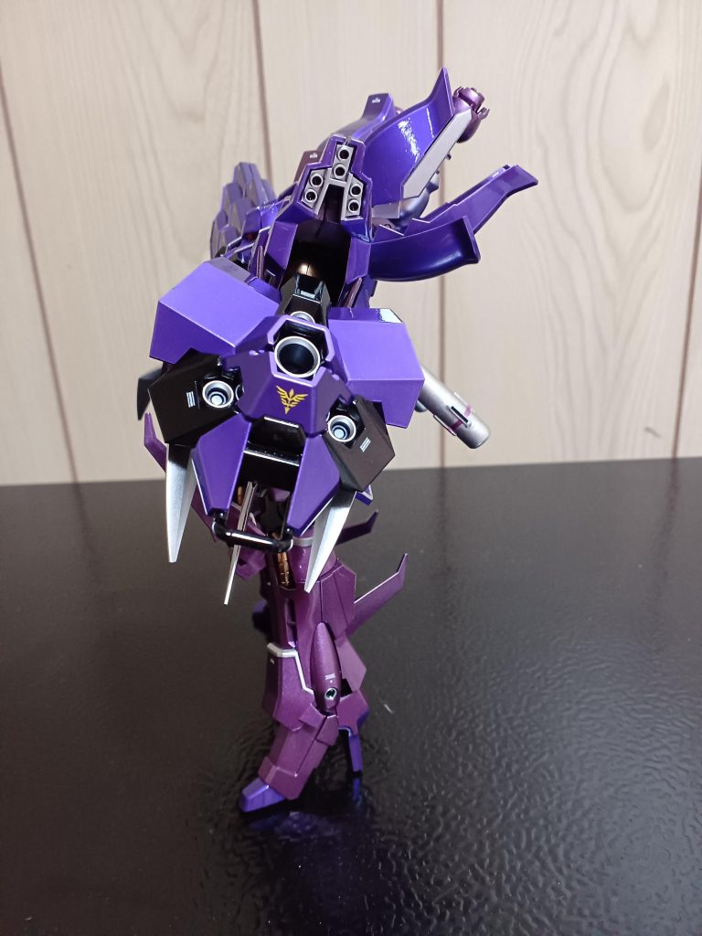 左サイドから。Iフィールド・ジェネレーター内蔵のシールドがポイントですね(zaku-kao5)ただ、左肩のアーマーの噛み合わせが悪くて、ズレちゃうんですよね～(zaku-kao4)今から分解しようとすると、ほぼ100%塗膜が剥がれるので、お見送り～。肉眼だと目立ちますね。うーん、これはシーツの染みですわ‼️