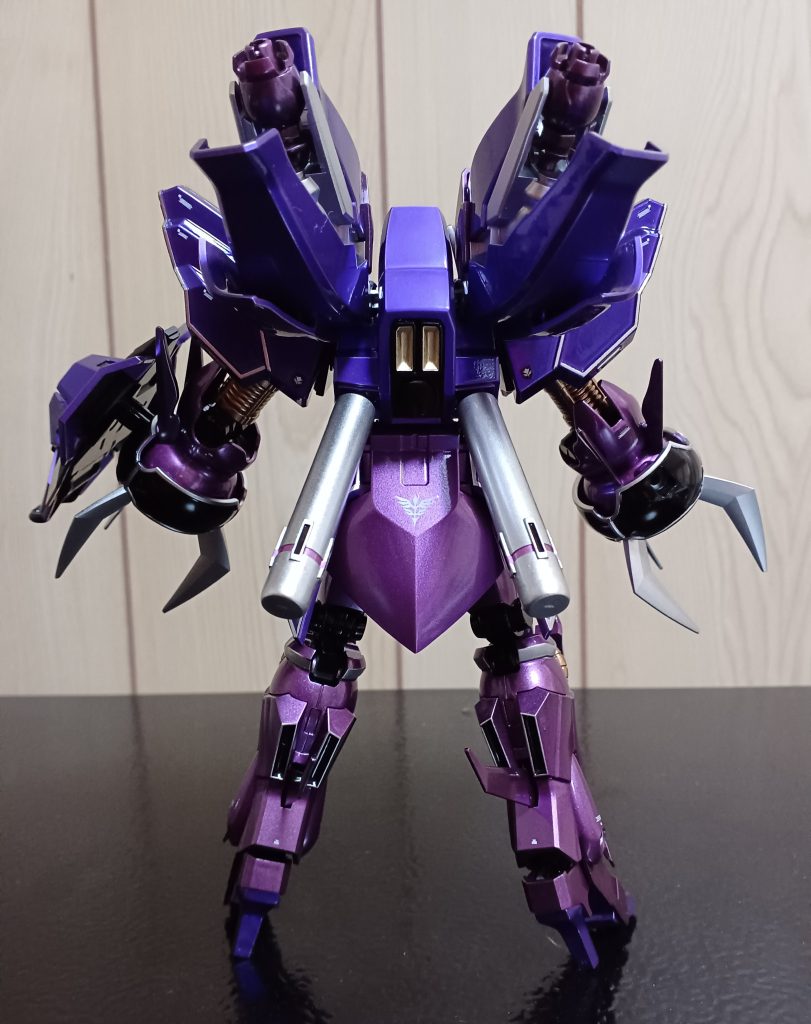 バックから。我ながら、頑張って塗装したんだな～と思う一枚。この背中は色気あるんじゃないですかね❔どうかしら(zaku-kao1)