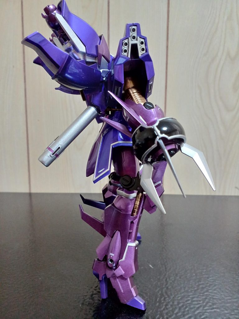 右サイドから。この頃は、合わせめ消しやスミイレなどは行っていなかった時期ですね(笑)キャンディ塗装ならした方が良いのですが、当時は早く塗装したい！と思いながら楽しんでました。今でも、塗装が一番楽しいのですが、合わせめ消しもぼちぼちやるようになりました‼️あっ、でもプロペラントタンクだけはしたみたいですね。下手くそですけど(zaku-kao4)