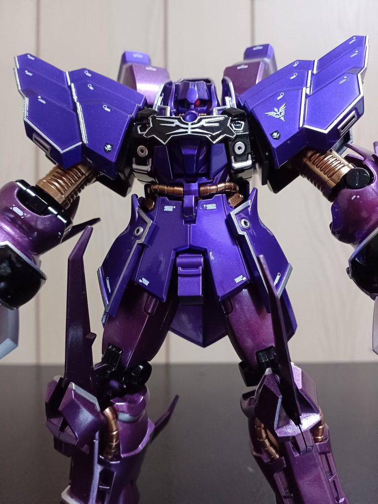 正面、少し煽りからのショットです(zaku-kao5)前回の、バンシィノルンデストロイモードに引き続き、キャンディ塗装です‼️