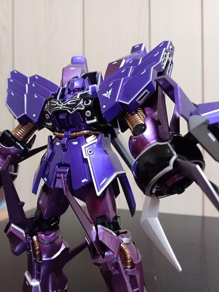 そして、いつも使用した塗料やらデカールやらも記載させて頂いているのですが、二年ぐらい前の作品なので覚えてる範囲で記載させて頂きます😌塗料...サーフェイサー/EXブラック(ガイア)/EXシルバー(ガイア)/GXメタルパープル(クレオス)/パールカッパー(ガイア)/クリアーパープル(ガイア)/ブラック(エナメル塗料/タミヤ)。デカールは、ユニコーン汎用①とHGユニコーンとHGシナンジュからコーションマークを流用した覚えがあります。あと、自分のやり方が悪かったのか元からの性質なのかクリアーパープルがなかなか乗ってくれなかったですね。画像の濃いパープルなのですが、クリアーパープル15mlを二本もつかっちゃいました(zaku-kao4)下地はシルバーじゃなくて、メタリック系のパープル塗料を使用した方が早かったかもですね。