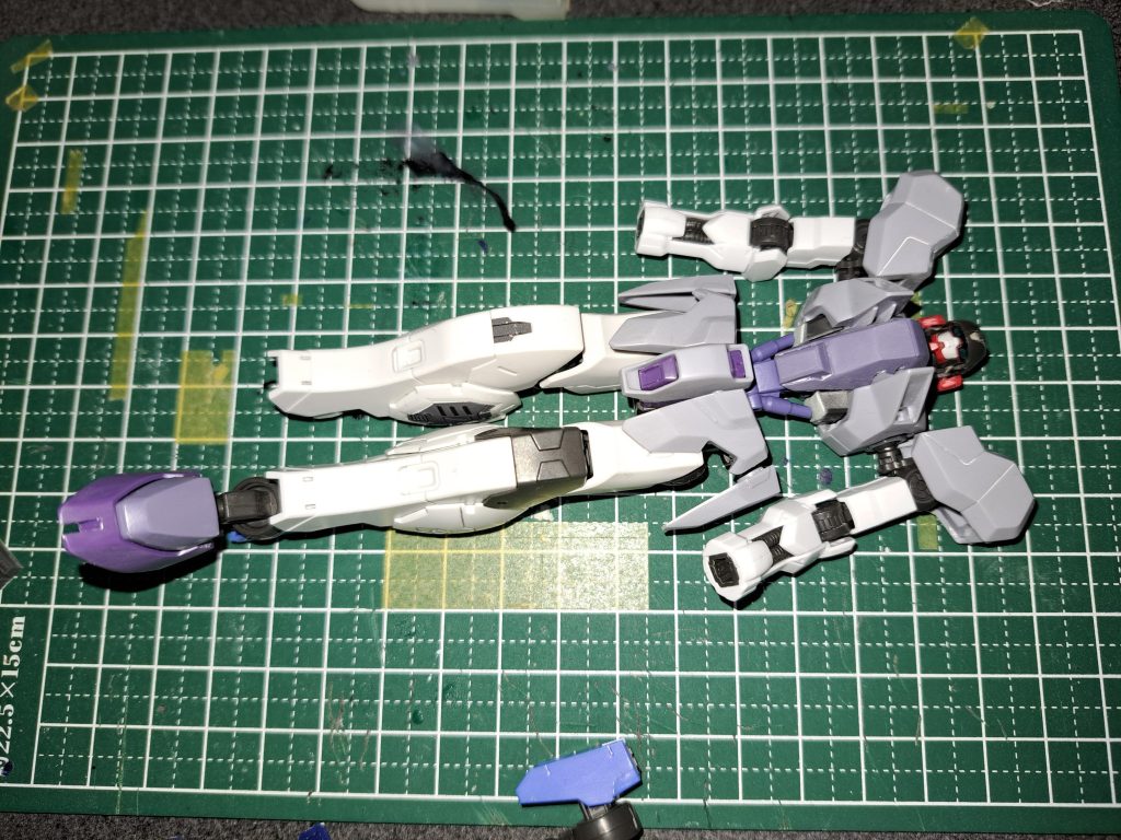 ミキシング中の姿。この後滅茶苦茶スジボリした。あと、画像撮り忘れましたがジャイオーンのビッグアームユニットは無改造だと指と指の間が横に開きません。指の付け根にプラ棒を刺して軸を追加して指を開くポージングを可能にしてます。ジャイオーンを作る際は是非追加をおすすめします！