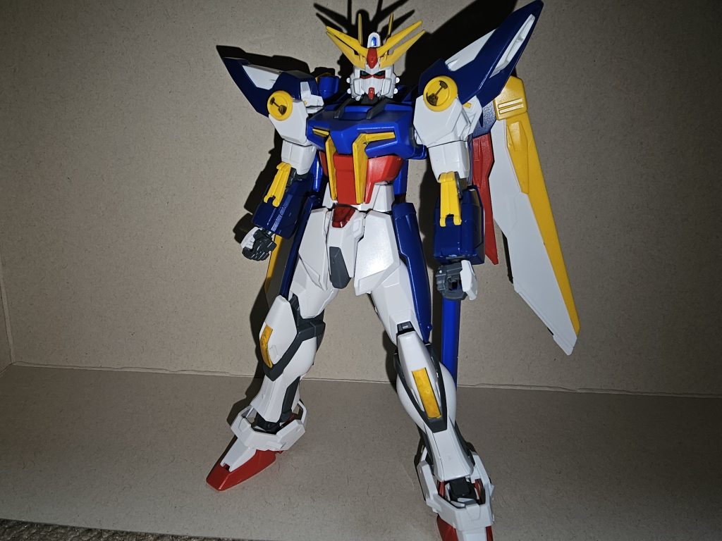 素立ち状態。ビルドストライクとウイングガンダムの簡単なミキシングでありながらとってもカッコいいぞ!!そもそも、『キット&ビルト』って?昔、コロコロコミックで連載されていた『ガンダムビルドファイターズ』の外伝でございます。