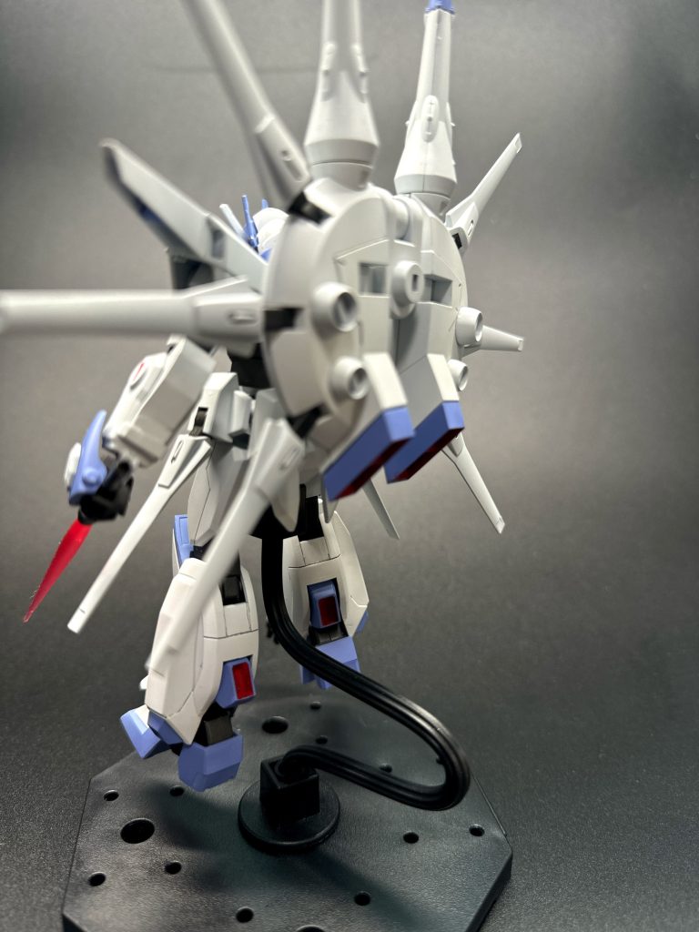 背中にはバーニアを増量。