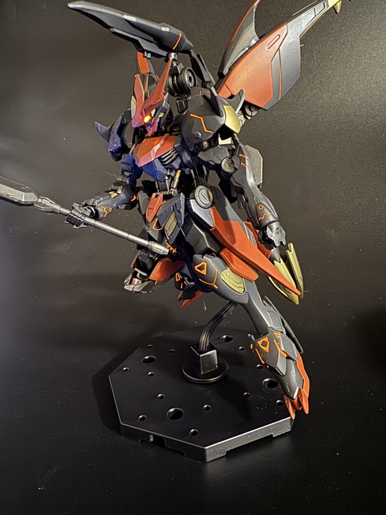 蛍光塗料で墨入れを行っています。蛍光塗料での墨入れは拭き残しと伸びてうっすら残った塗料との闘いですね…