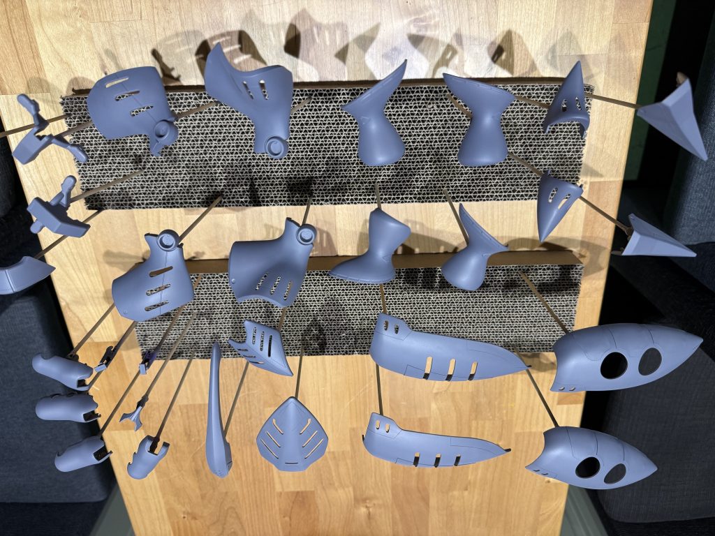 ホワイト塗装下地はブラック＆ホワイト＆パープルで調色したサフでいつも塗装します、自分のお気に入り色ですホワイト塗装はいつも吹付け後数分待って塗料が落ち着いてから下地色どれぐらい活かすか見ながら重ね塗り回数決めてますホワイトのグラデーション塗装も黒下地は自分好みではないので、調色下地色お気にで自己満足して楽しんでますｗ