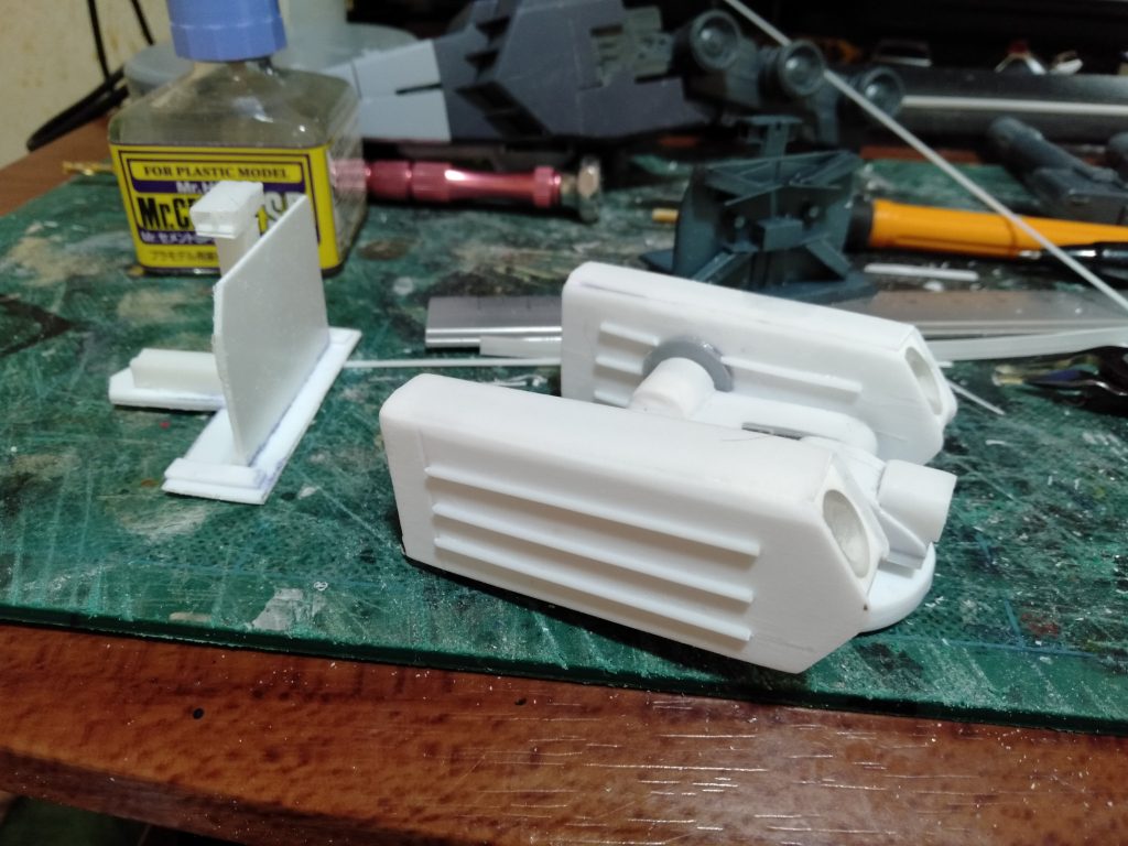 マウント式バルカンポッドの作業が終わった後に、オプションでミサイルランチャーも製作してみるかってなり、止まらないまま・・・気がつけば、ちょっとした改造”Ｇファイター”だったのが、普通にＭＧ”Ｇファイター爆撃型”のリアルタイプカラーになってました。ミサイルランチャーはプラバン1ｍｍ、エバグリーンのプラパイプと平角中空パイプ等で製作してます、接続等はポリキャップを使用して可動できるようしてます。なので通常のツインメガ粒子砲も交換して取り付けれます。それと、”Gスカイ・イージィ”用のオリジナルパーツをVer.2として製作してます。