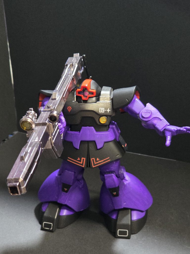 ビーム・バズーカはガンダムマーカーのヘビーガンメタリックで塗装。色ムラが出てしまったが、うまいこと綿棒で擦ったことで塗装が剥げているような感じが表現できてかっこよくなった。ボディの黒いところは「つや消しブラック」で塗装しました。マットな感じがかっこいい。