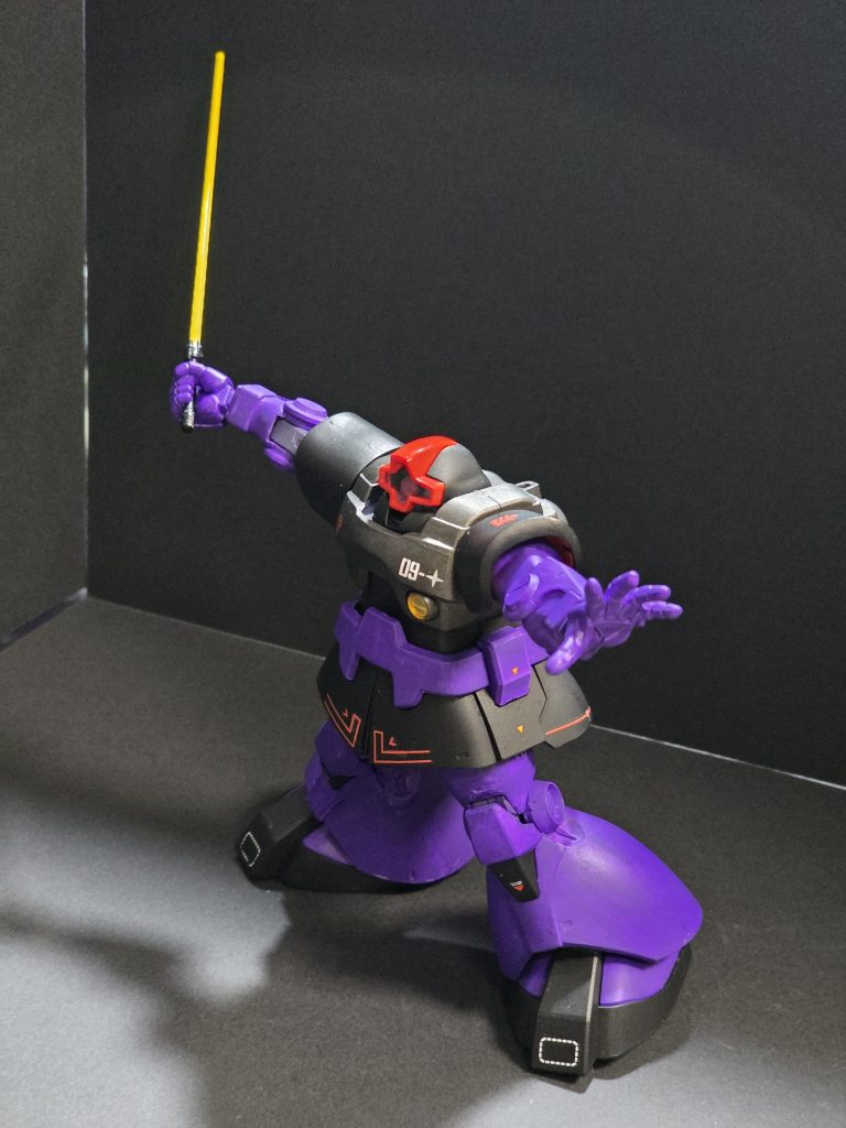 ビーム・サーベルはクリアイエローで塗装。持ち手はつや消しブラック。胸部は赤鉄色で塗装。拡散ビーム砲はガンダムマーカーのイエローゴールドで塗りました。かっこよく仕上がりました。モノアイガードはモンザレッドで塗装。ここだけはつや消しトップコートを吹かずに光沢のまま仕上げている。