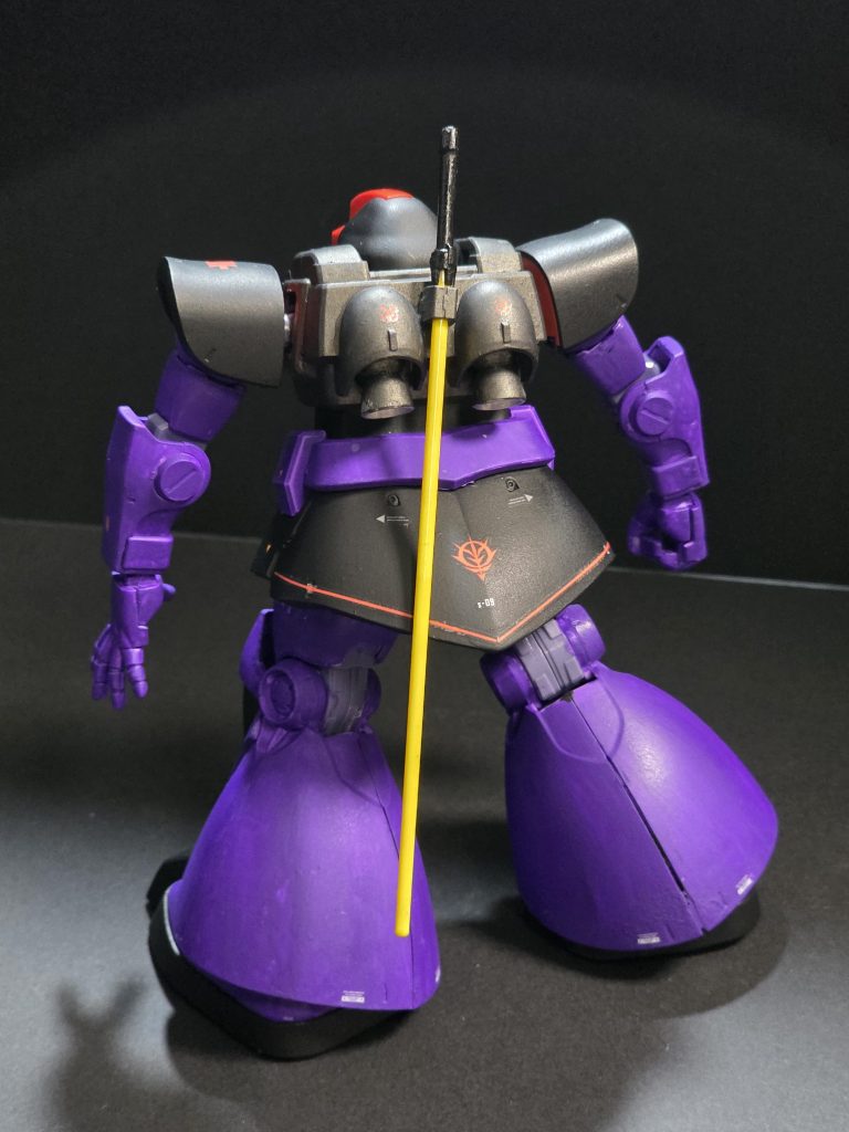 スカートの後ろのジオン軍のマークのデカールが超かっこいい。真っ黒なところに赤いロゴが入ってとても目立っている。初めてのデカールは難しかったけど上手にできました。ボディのあちこちにデカールを貼ったので大変でした。