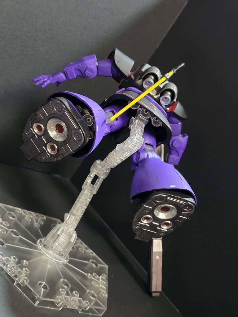 この足の裏もお気に入りポイント。ガンダムマーカーで塗り分け。ヘビーガンメタリックを塗った。スカートや足裏のスラスターはメッキシルバーで塗って、真ん中はガンメタレッドで塗りました。このアクションベース、アームがロックできてとても便利でした。