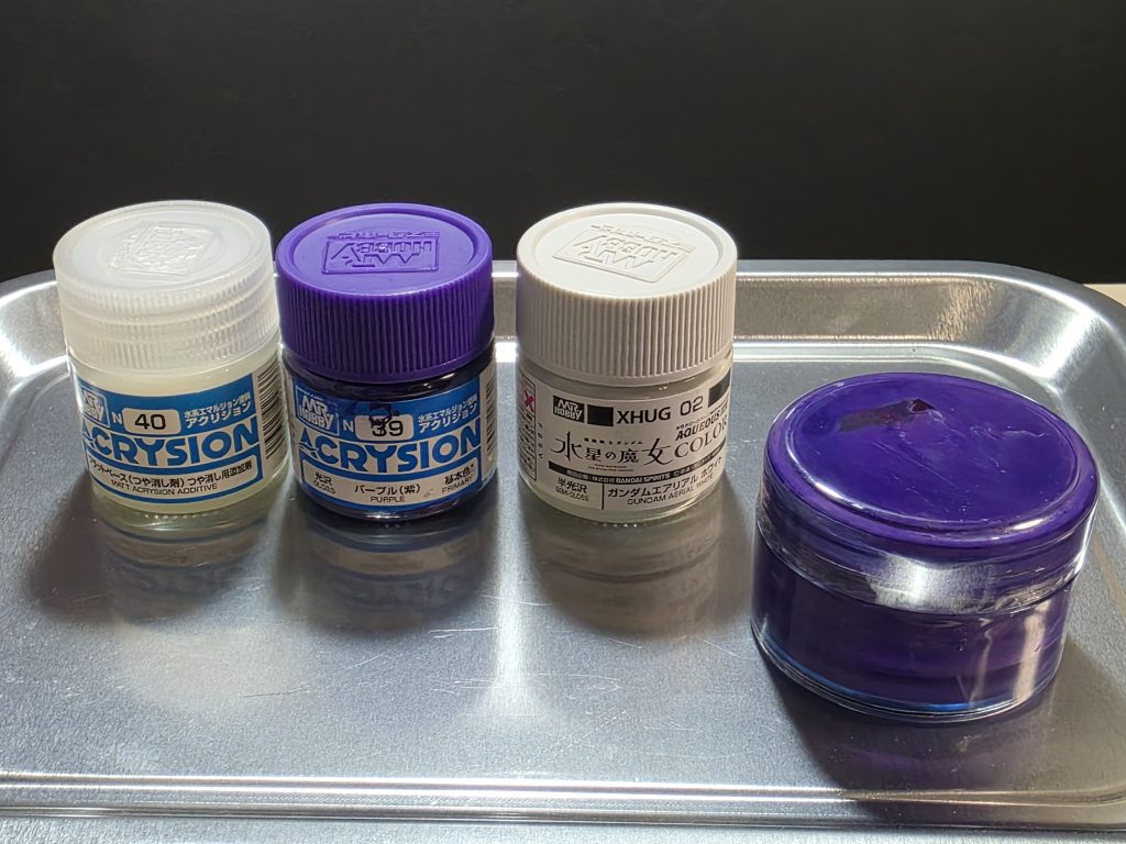 ボディの紫はオリジナルの調合色。・パープル 多め・エアリアルホワイト めっちゃちょっとずつ入れる。・フラットベース 必要なかった。この塗装でも様々なアクシデントがあった。お父さんが買ってきた明るい色のパープルがラッカー系だったり、途中で色が変わったり...詰んだかと思ったがちょっとパープルを追加したら元の色に奇跡的に戻りました。よかった...トップコートはつや消しの「水性プレミアムトップコート」を使用。プレミアムだからかすごくマットに落ち着いた感じに仕上がりました。超かっこいいです。