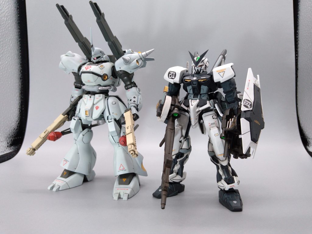 この前投稿したアストレイ君となんとなくパシャリ。HGケンプ君実は1cm近く身長伸ばしてたりする。足首と膝とウエストをそれぞれ3mmずつ延長している。延長してなかったら大体アストレイと同じくらいの身長なのかな？