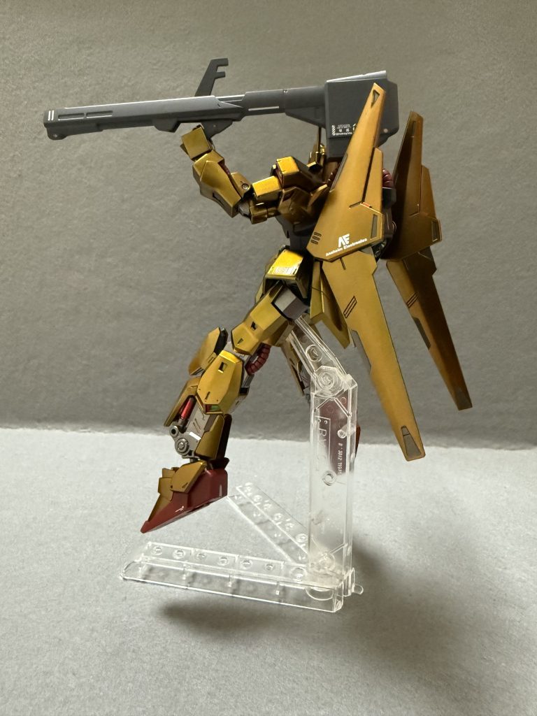 スミ入れも肉眼では綺麗に拭き取りできてるよう見えるのですが、写真だとダメですね。ギザギザにスミ入れ塗装見えるのは、溝深さの高さ部分の塗料が影響?綺麗なスミ入れ仕方などアドバイスいただきたいです。