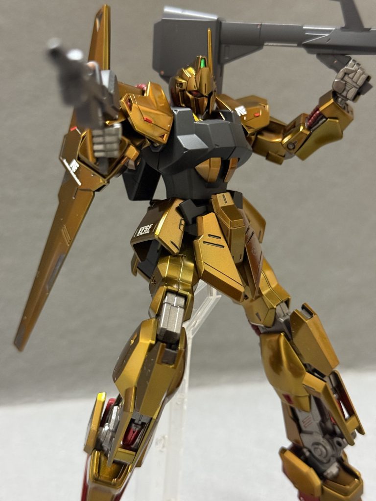 最終10,000番で磨きEXブラック→ムーンストーンパール→オレンジ&イエローのクリアー調色でゴールド仕上げて光沢クリアーしましたフレームは色々混ぜて自分好みの調色して作り置きしてます、メタリック塗料が入ると明るく写るのでしょうか?もう少し暗い色に調色し直しです胸部カーボンブラックで武装ファントムグレーなんですが、この写真だとほぼ同色に移りますね、艶消しクリアー仕上げです