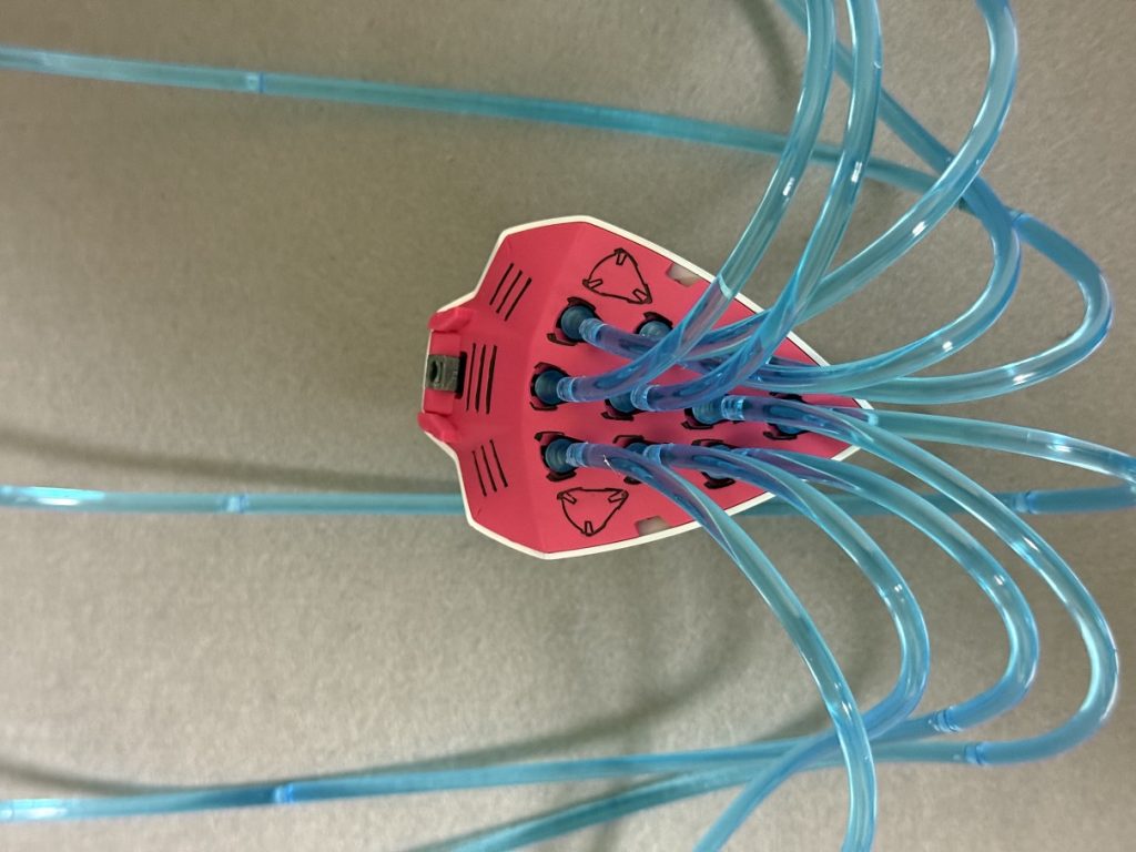 エフェクト取付も1時間ぐらい奮闘しなんとかディスプレイ最終的にGクリアーってゴム系接着剤を全てのジョイント部に少し塗布し固定するのがベストでした、部品溶かす事も無かったし動かせるしエフェクト取り外したらゴム接着剤剝がす事できました。接着剤無しではすぐエフェクトがポロリポロリで大変でした