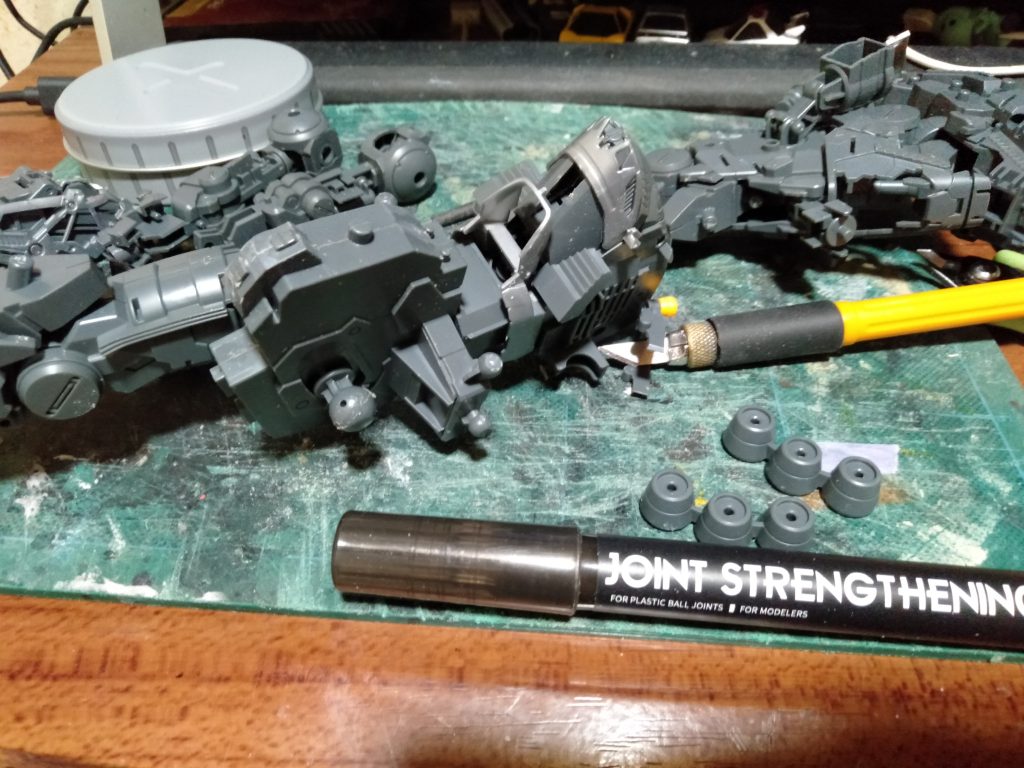 まずはお子ちゃま仮組の状態なので全バラして、再度バランスと面取り、細部のランナー痕の処理をしました。これが結構、面倒くさかったです。経年劣化で破損した動力パイプは、3mmのメッシュホースへと交換します。・・・そして難儀な関節のへたり( ノД`)シクシク… そこでウワサの”BP-SP 関節強化ペン”を使ってみる事にしました、某通販サイト経由で入手した物です。まぁ発売前から予約も早々に閉め切ったりで、気になったので。まぁでもビックリですわ、これマジ❔って感じで幼児遊びの”ブンドド”とやらで、へたりにへたってたのがしっかりと保持できるし、自立も出来るように戻りましたわ。思わず「間違って、2個ポチったけど・・・どないしょ?」って感じやったんが「俺サイコー、先見の目あり」に。散布後に塗装しましたが、剥がれる事も無いですわ。ドキドキ(*゚д゚*)