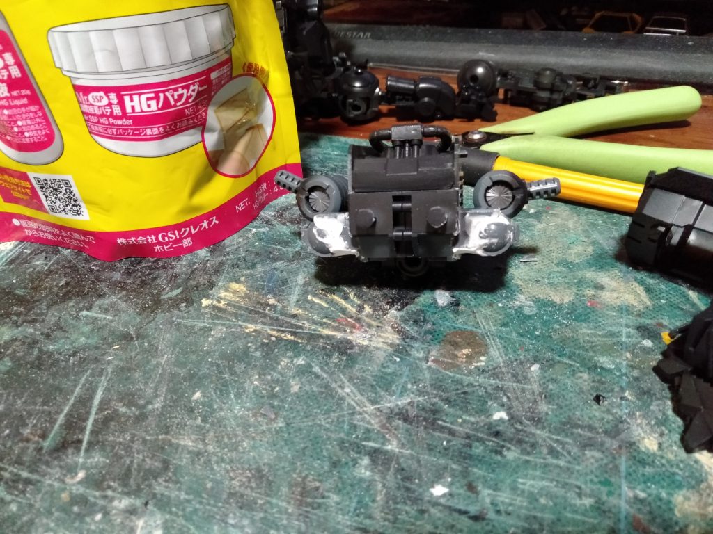 しかし、よく商品化をこの設計でしたという考えに驚きです。入手時に「なんやこれ?肩動かしたら、関節外れるやん。」とそん時は、「まぁお子ちゃま感覚の組み立てやからかな~」。それで製作するにあたり全バラシして、再仮組してたら「あ~こりゃそうやん、外れるわ設計ミスやな。しゃあない、なんぞ対策せな意味無いな」って。いろいろ試行錯誤の中、単純に”SSPパテ”を詰め込んで固めるだけで可なり無茶な動かし方をしなければ~外れなくなりました。ε-(´∀`*)ホッ 他にも各パーツが変形する為の強度も無く、単純に変形したという感じの設計ですねコレ?・・・前途多難かも(笑)。