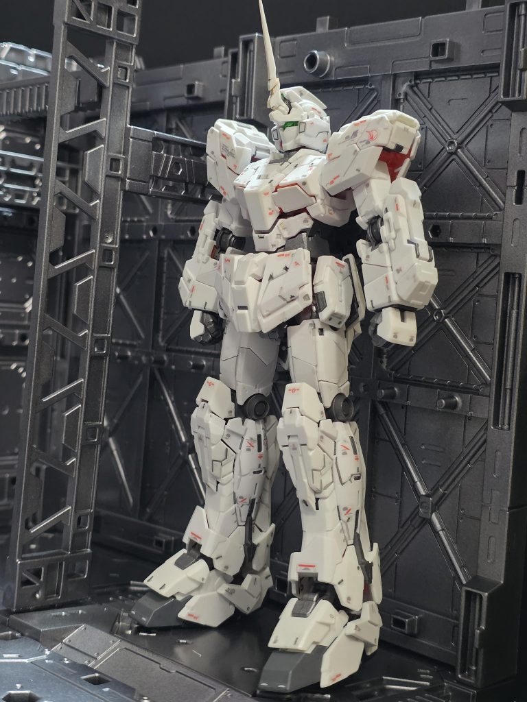 いつも通りの素組み+リアリスティックデカール+つや消しトップコート&スミ入れ、プラス、関節やウエストのグレー部分はタミヤスプレーのガンメタリックで。。リアリスティックデカールは細かいし数が多くて大変だったけどがんばった。スミ入れはタミヤのダークグレイを使用。上手く拭き取るコツを覚えたい。。。ボディのホワイトをグレーがかった白にしたかったところを、塗りすぎて変形に支障が出てはと思いトップコート仕上げのみとした。素のユニコーンモードでも十分カッコイイ。