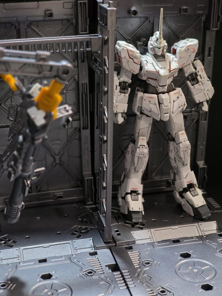 100均で売ってる例のディスプレイベースを使って出撃前の整備風を装ってみる。手前のクレーンにはバズーカとライフルを吊るしてみた。