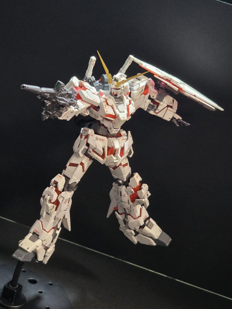 ただ、RGの割には全体的に関節、特に肩と足首の動きが悪く、かつ腰のふんどし周りはRX-78-2 Ver1.0同様にポロポロ取れるのは難点。4月再販バージョンではこの辺は修正されたのだろうか。。。やっぱディスプレイスタンドは黒の方が目立たなくていいかも。