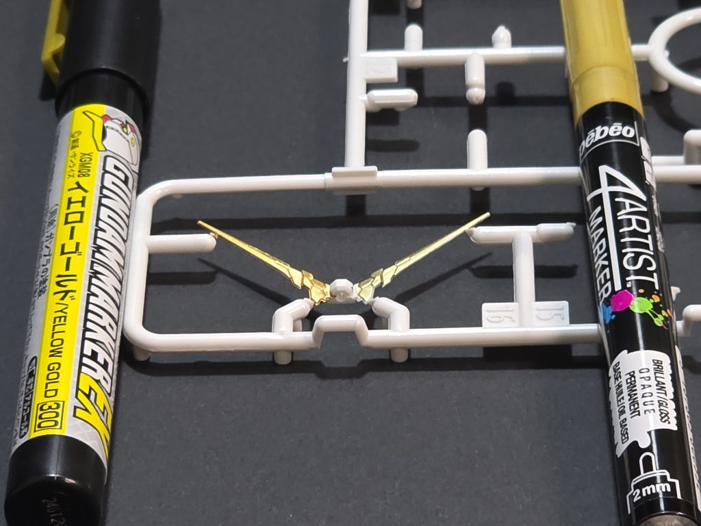 ユニコーンの角のゴールドはリアリスティックデカールには頼らずマーカー仕上げに。左がガンダムマーカーのイエローゴールド、右がペベオのゴールドメッキ調マーカー。より明るい輝きのガンダムマーカー・イエローゴールドに決定。ペベオのシルバーメッキ調がとてもいい輝きを放っていて使い勝手がいいだけにゴールドはちょっと残念。