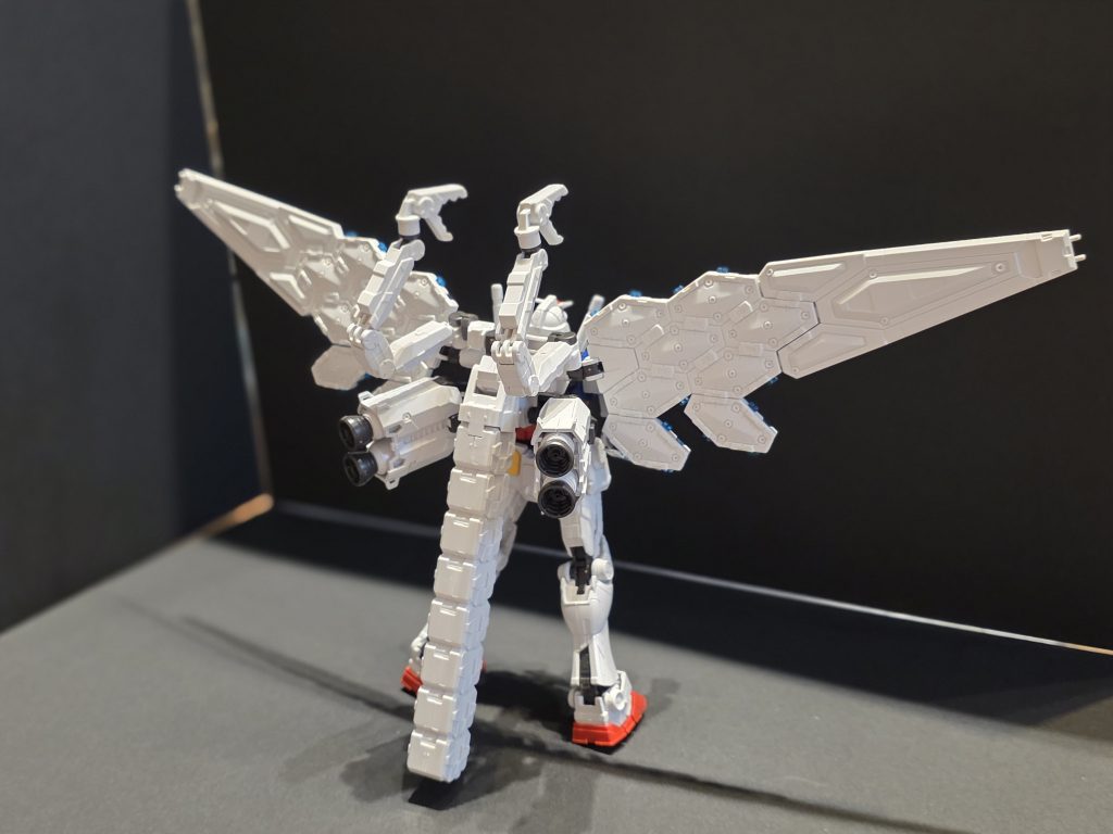 後ろの謎のアームは結構可動域が広いです。長いしっぽはグラスフェザーが重すぎて、立っていられないので支えるために付いています。バーニアは塗ってもいいかもしれません。