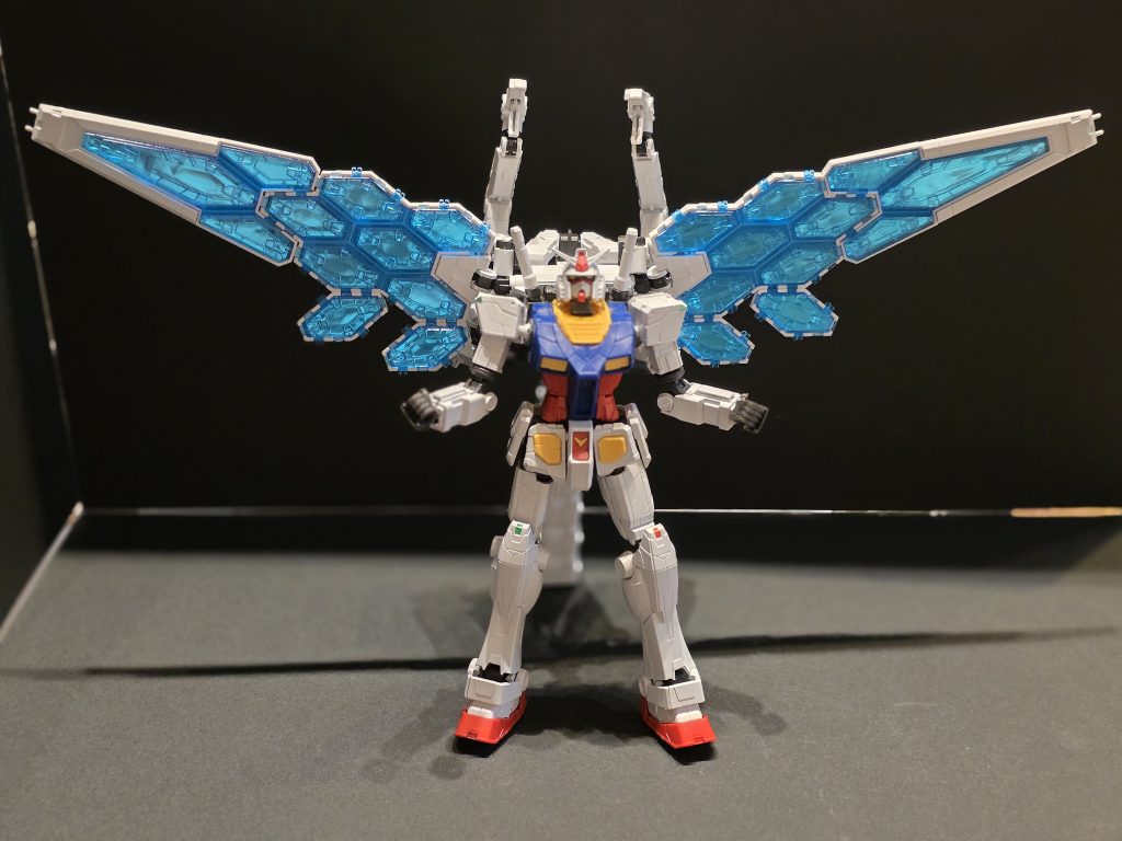 今回、説明書通りに進めたら、普通のガンダムから万博仕様のクリアパーツにするために付け替えが必要で諦めました。グラスフェザーのクリアパーツには光沢トップコートを吹きました。すごくキラキラ輝いています。しかし、このグラスフェザーがクソでかい。飾るのが大変です。