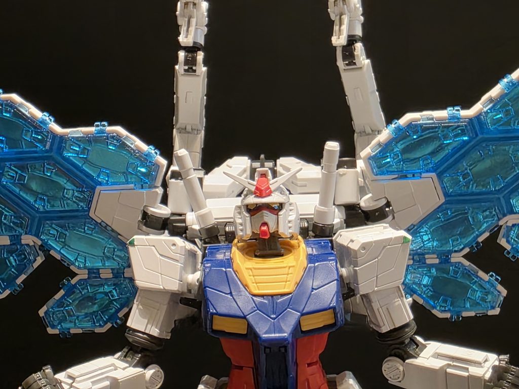 アップにしてみるとディテールがかなり細かいことがわかると思います。ちなみに、頭部の目の部分のクリアパーツが割れるアクシデントがありました。接着剤でもくっつかなかったので割れたまま無理やりはめています。