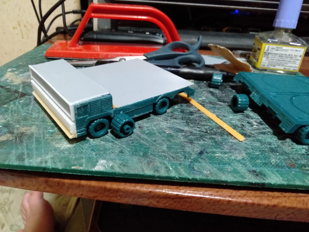 で、今後も使えるジオラマ用に”アーマード・ファクトリー”を製作して小改造してる時に、小物にも使えるかと車両を改造しサムソン・トレーラーの元になった風のトレーラーを製作しました。 ・・・今回はなんでもアリだなwww、でも拘りが入ってきたんで、お披露目は次回に持ち越します。(;´д`)トホホ