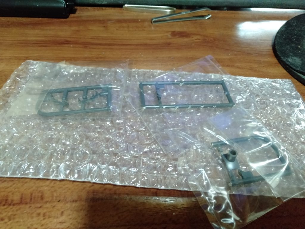 しかし、せっかくバンダイ部品センターが注文してから3日で発送してくれたんですけど、ここにきてまた部品が足らない💢しかも、ファンネルのフィン。RE/100の改造で余ったファンネルを使うか迷ったけどやっぱ注文した、2個注文に送料400円だぞ‼これだから、お子様玩具モデラー気取りからの購入は嫌なんだよ。 (;´д`)トホホ で、届いたこのパーツをブラックで下地塗装して、シャンパンゴールドで塗装します。これで、サイコフレームっぽく見せれます(笑)。