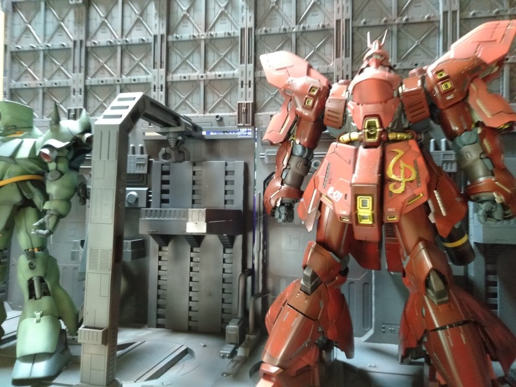 デカールは、以前製作して余ってた”RE/100ナイチンゲール”に使用した物を使ってます。なもんで、適当です。写り込んでるのは以前製作した”ギラ・ドーガ改”ノーマルのギラ・ドーガはまだ製作して無かったんで。