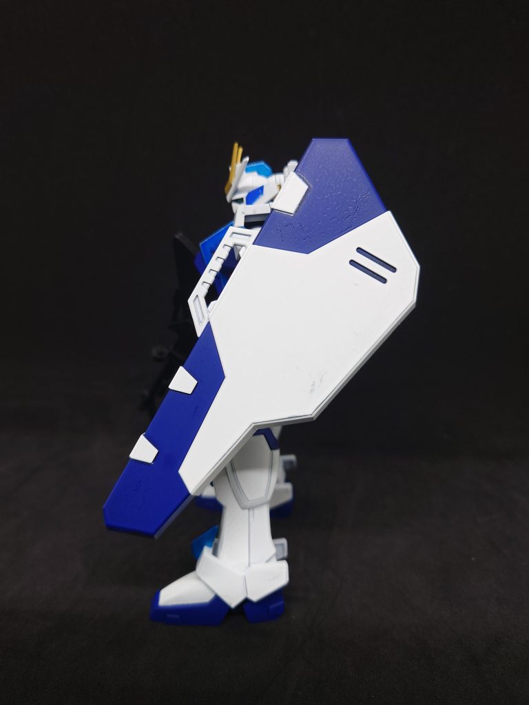 シールドEVOブラックの上に水性のホワイトとブルーを使ってます。よく見るとクラック跡が…(gundam-kao1)