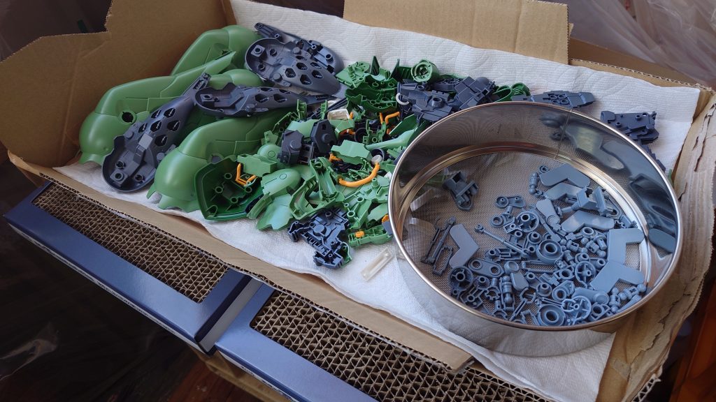 ヤスリ掛けから洗浄・乾燥　ABSパーツがあるので説明書を見ながらパーツ分けをしておきます。