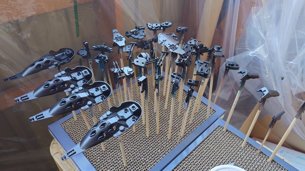 フレーム部分はガイアアドンバンスマルチプライマーを拭いてからサーフェイサーエヴォブラックで下地を作りました。