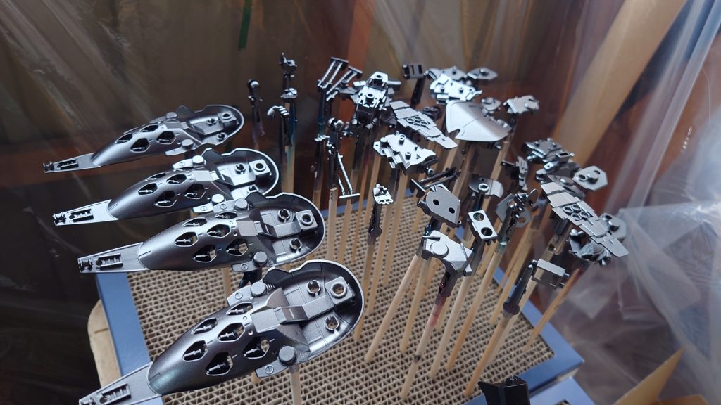 黒下地の上からスターブライトアイアンを拭きました。写真だとシルバーっぽく見えますね。バインダーの部分などは思ったよりも明るい感じだったのでクリアーブラックを軽く吹きました。