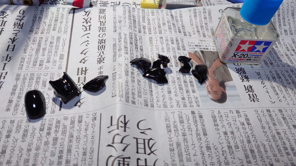 エングレービングの塗装はスターブライトシルバーからエナメルブラックを拭いてエナメル溶剤で落としていきます。よく使われる技法ですね。