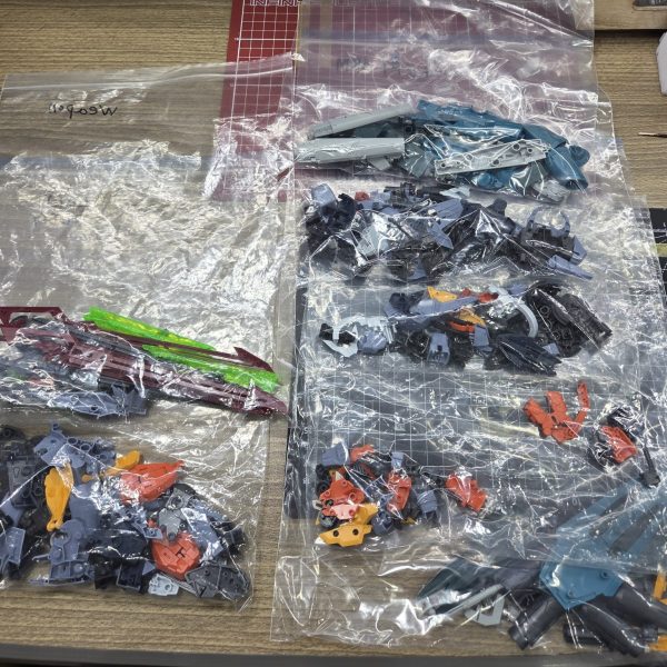 GAT-X131カラミティガンダムGAT-X133 ソードカラミティガンダムGAT-X130エールカラミティガンダム 3つのガンプラを混ぜました。워싱은 하지 않고 전부 마스킹 도색만 했습니다（1枚目）