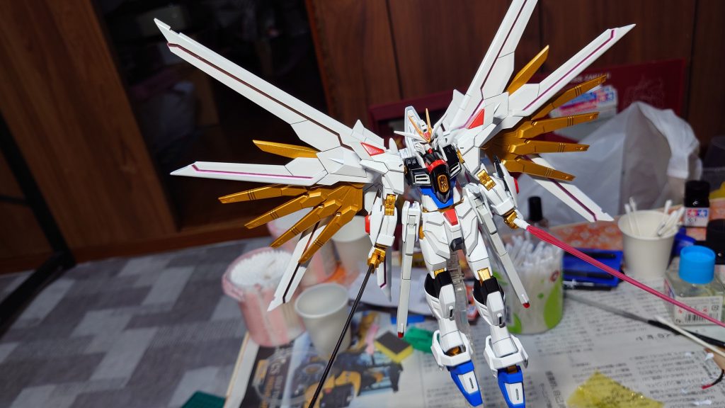 製作中の写真ないです・・・使用した塗料を書き出しておきます。ガイアノーツサーフェイサーエヴォブラックEXホワイトスターブライトゴールドニュートラルグレー２プリズムブルーブラックフィニッシャーズカラースーパーファインコバルトリッチレッド 