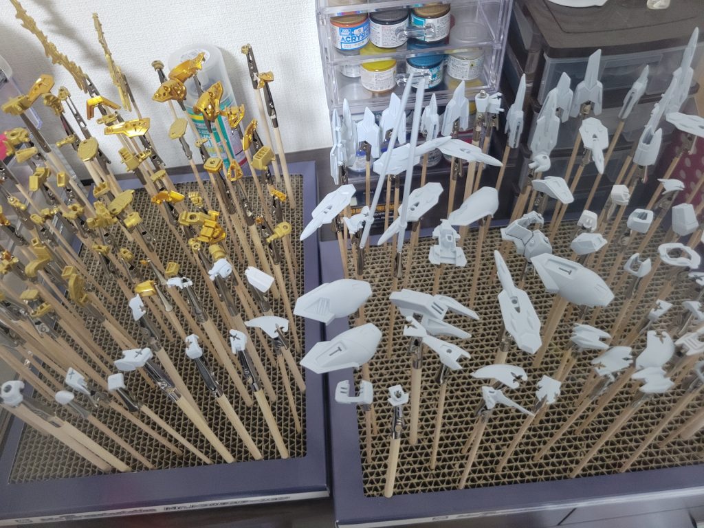 バラして塗装の準備に入りました。HGは作りやすいと聞いてましたがパーツ数が多くてビックリでした…外装や見えてしまうパーツのゲート処理を神ヤス240番~最終1000番まで行いました。これがしんどかった…