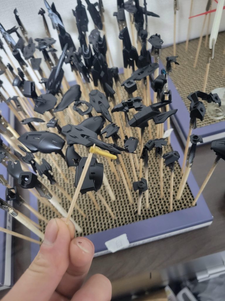 下地はサーフェイサーブラックを使用。サーフェイサーは必要ないという話も聞きましたが使ってみました。全て塗装完了し後日色を入れようとしたら未塗装でほったらかしだったパーツを発見…またサーフェイサー吹きました…