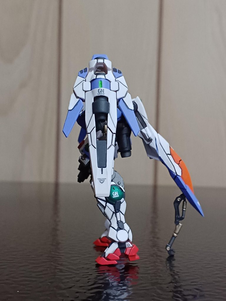 左サイドから。腕や脚が細いので、主な塗り分けは筆塗りしました(gundam-kao5)