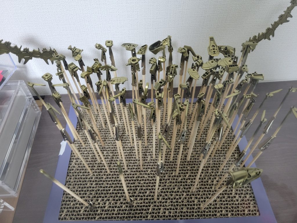 ゴールドは金属っぽくなる様に吹いてみました。写真は全て同じですが、ここからクリアイエローを吹いたパーツ、写真のゴールド塗装のパーツがありゴールドでも2種類に色分けしてます。