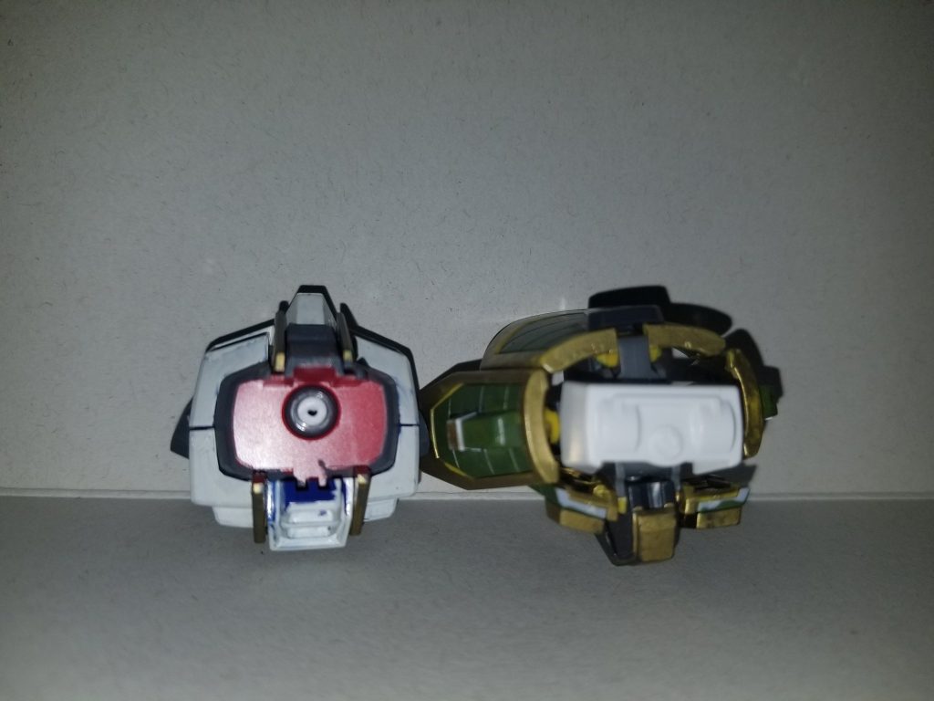 ……腰の軸が、逝きました。このパーツの為にHGCEストライクガンダムを買い直すのも……と考え、結局3mmプラ棒で修復。色々あって完成~修復まで3年ちょいかかったのであった……致命的な作業スピードの無さ。