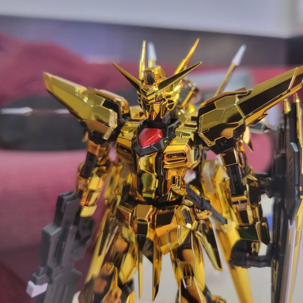素組が完了したアカツキをバラしてる最中に折れてしまったパーツ…今の僕ではメッキ表現できる知識も実力もないのでメッキは落とさないように、ゲート処理を軽くしてガンダムマーカーで目立たないようにしようと考えています。他パーツは塗装さますがどんな風にするか悩み中。折れたゴールドメッキを接着剤で付けるだけじゃ目立つかな…（4枚目）